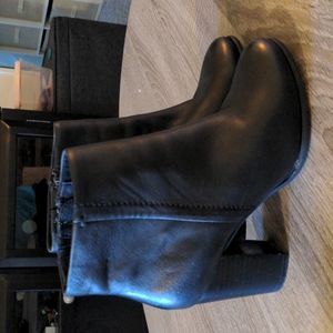 Vionic Kennedy black bootie